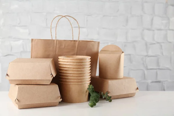 Wegwerpbare Milieuvriendelijke Producten Witte Houten Tafel — Stockfoto