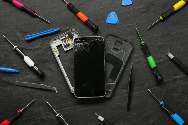 Κατεστραμμένο Smartphone Και Εργαλεία Επισκευής Μαύρο Φόντο Επίπεδη Lay — Φωτογραφία Αρχείου
