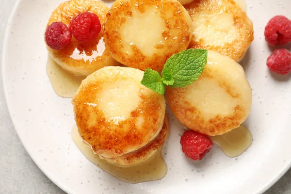 Delicious Cottage Cheese Pancakes Raspberries Mint Honey Light Table Closeup — Stock Photo, Image