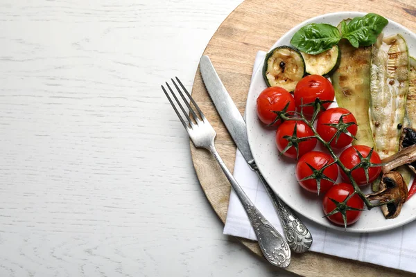 Deliciosas Verduras Parrilla Servidas Mesa Madera Blanca Vista Superior Espacio —  Fotos de Stock