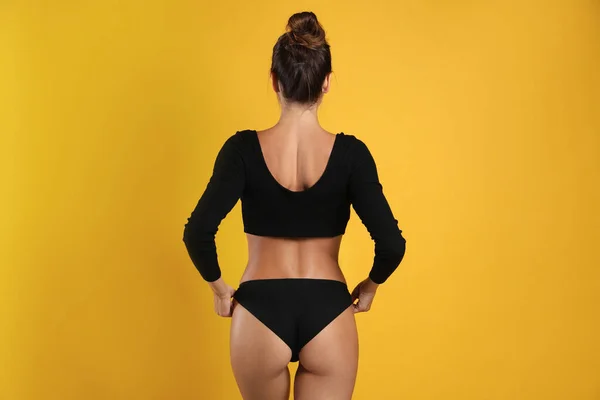 Žena Černé Sexy Kalhotky Žlutém Pozadí Pohled Zezadu — Stock fotografie
