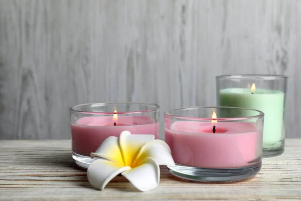 Velas Ardientes Plumeria Flor Sobre Mesa Madera Blanca — Foto de Stock