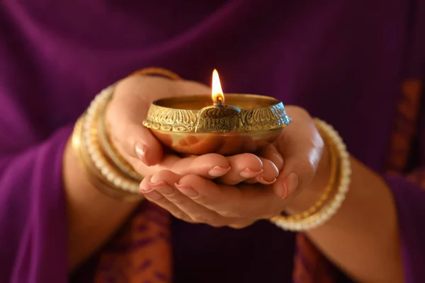 Mulher Segurando Acesa Lâmpada Diya Nas Mãos Close Celebração Diwali — Fotografia de Stock