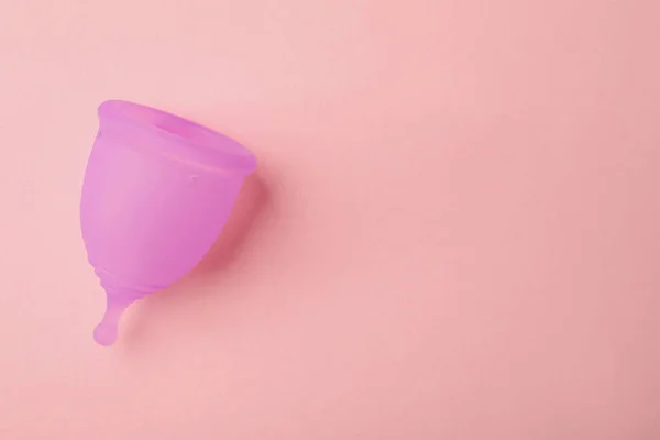 Menstruační Pohár Růžovém Pozadí Horní Pohled Mezera Pro Text — Stock fotografie