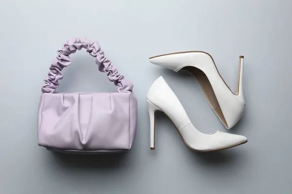 浅色背景的时髦女人的皮包和鞋子 — 图库照片