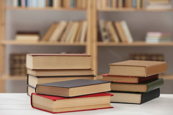 Muitos Livros Tabela Branca Biblioteca — Fotografia de Stock