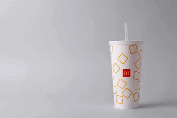 Mykolaiv Ukraine Août 2021 Boisson Froide Mcdonald Sur Fond Clair — Photo