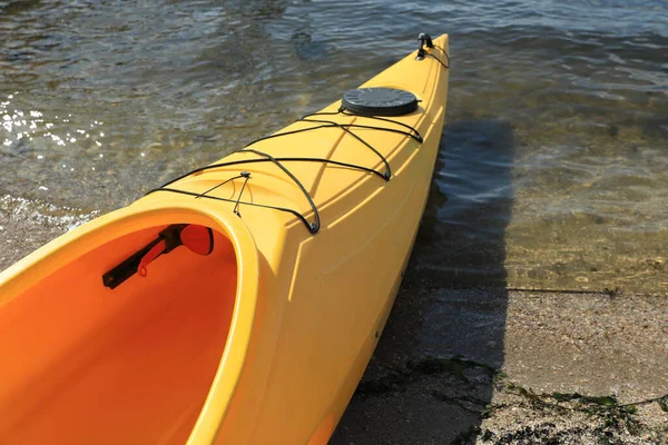 Kayak Giallo Sulla Spiaggia Vicino Fiume Primo Piano Attività Nei — Foto Stock