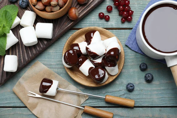 Köstliche Marshmallows Mit Schokolade Überzogen Auf Holztisch Flach Gelegt — Stockfoto