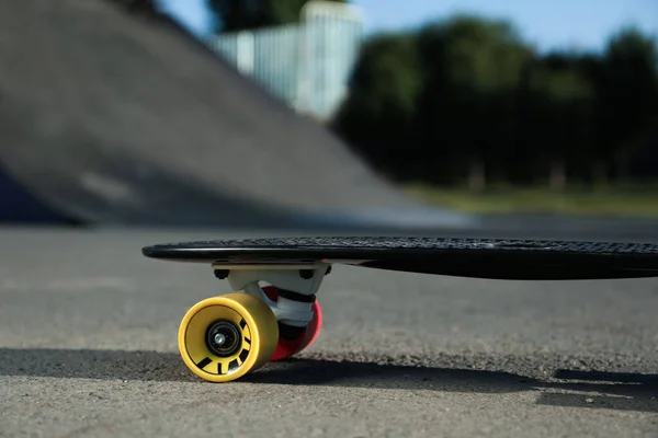 Moderní Černý Skateboard Barevnými Koly Asfaltové Silnici Venku Detailní — Stock fotografie