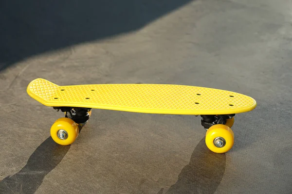 Moderno Skate Board Giallo All Aperto Attrezzature Sportive — Foto Stock