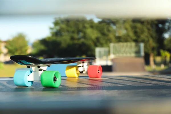 Moderne Zwarte Skateboard Met Kleurrijke Wielen Top Van Helling Buiten — Stockfoto