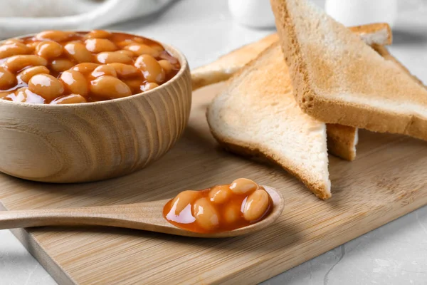 Kızarmış Ekmekler Konserve Fasulyeler Beyaz Masada Yakın Plan — Stok fotoğraf
