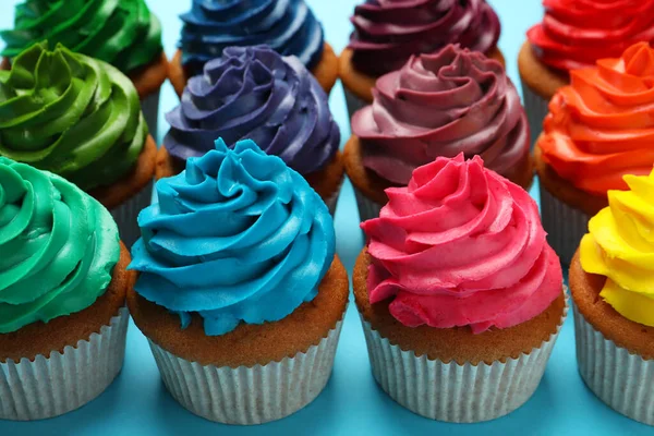 Muitos Deliciosos Cupcakes Coloridos Fundo Azul Claro Close — Fotografia de Stock