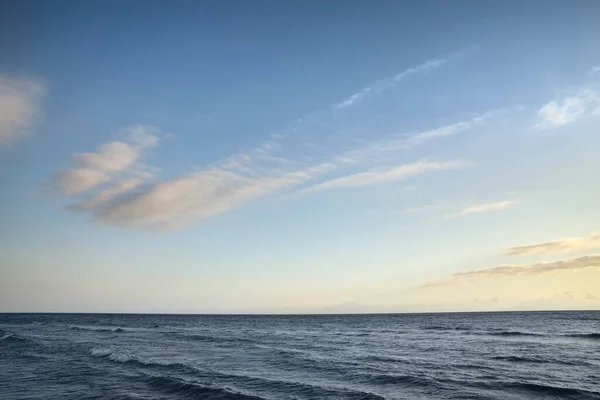 海の上の雲と美しい空の絵のような景色 — ストック写真