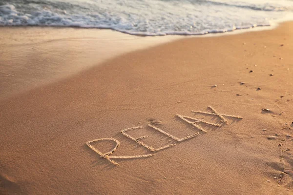 Слово Relax Написано Песчаном Пляже Летом — стоковое фото