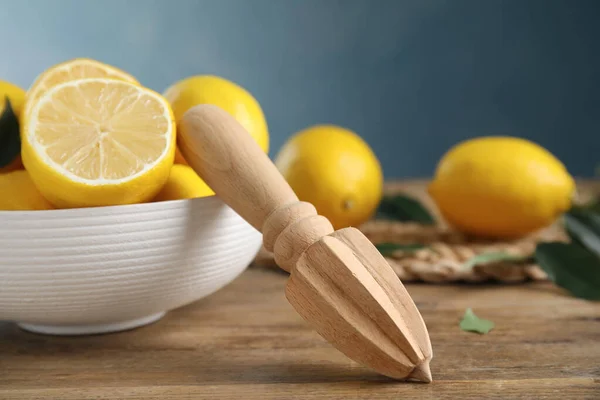 Exprimidor Con Limones Sobre Mesa Madera Primer Plano — Foto de Stock