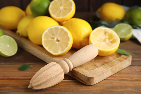 Exprimidor Con Limones Sobre Mesa Madera Primer Plano — Foto de Stock