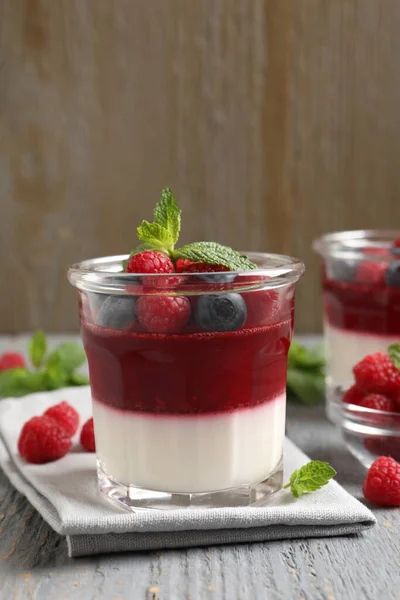 Lahodná Panna Cotta Bobulemi Šedém Dřevěném Stole — Stock fotografie