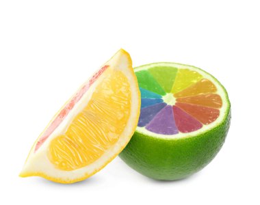 Taze limon ve beyaz arka planda gökkuşağı segmentleri olan limon. Hayatını aydınlat.