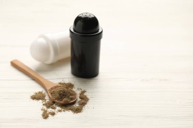 Beyaz ahşap masada kaşıklı tuzluk ve biber seti. Metin için boşluk