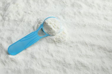 Toz bebek formülü ve kepçesinin üst görünümü, metin için boşluk. Bebek sütü