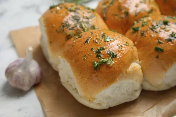 Traditionelle Pampuschka Brötchen Mit Knoblauch Und Kräutern Auf Weißem Tisch — Stockfoto