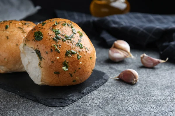 Traditionelle Pampuschka Brötchen Mit Knoblauch Und Kräutern Auf Grauem Tisch — Stockfoto