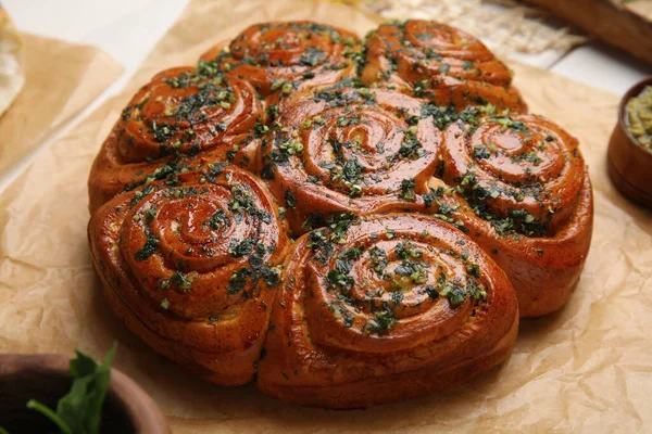 Traditionelle Pampuschka Rollen Mit Knoblauch Und Kräutern Auf Dem Tisch — Stockfoto