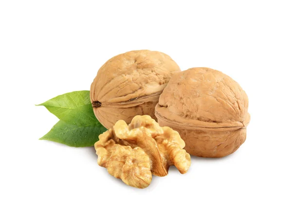 Chutné Vlašské Ořechy Zelené Listy Bílém Pozadí — Stock fotografie