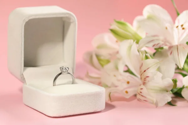 Hermoso Anillo Compromiso Con Gemas Caja Flores Sobre Fondo Rosa — Foto de Stock