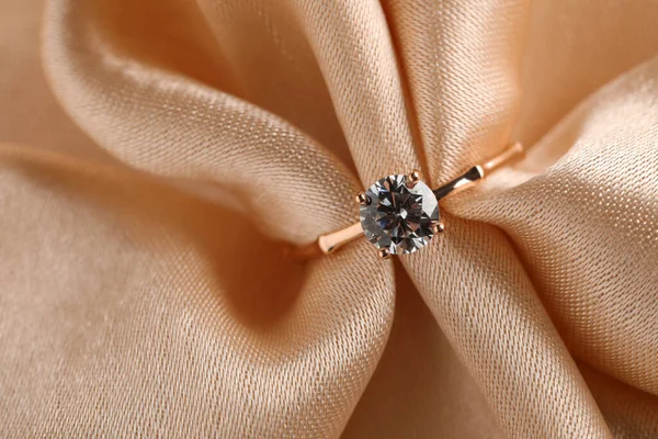 Güzel Nişan Yüzüğü Bej Kumaşlı Üst Manzaralı — Stok fotoğraf