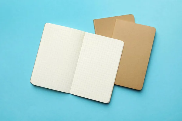 Stílusos Kraft Notebook Világoskék Háttér Lapos Laikus — Stock Fotó