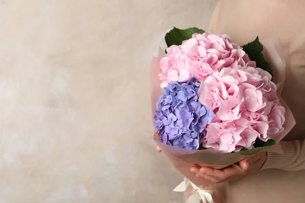 Csokor Gyönyörű Hortensia Virágok Bézs Háttér Közelkép Szöveg Helye — Stock Fotó