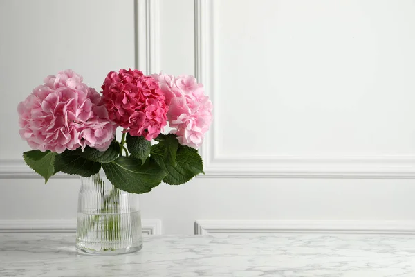 白い大理石のテーブルの上に美しいホルテンシアの花と花瓶 テキストのスペース — ストック写真