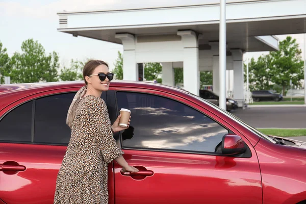 Mulher Bonita Com Porta Carro Abertura Café Posto Gasolina — Fotografia de Stock