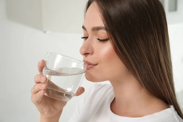 Mujer Bebiendo Agua Del Grifo Vidrio Casa Primer Plano — Foto de Stock