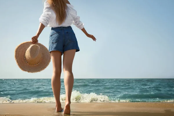 Jovem Mulher Com Chapéu Palha Perto Mar Dia Ensolarado Verão — Fotografia de Stock