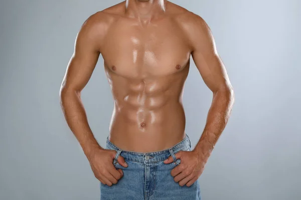 Shirtless Man Slim Body Grey Background Closeup — Stock Photo, Image