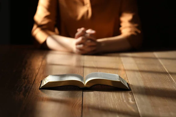Religiös Kvinna Ber Över Bibeln Vid Träbord Inomhus Fokus Bok — Stockfoto