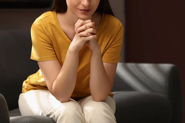 Donna Religiosa Con Mani Giunte Che Prega Casa Primo Piano — Foto Stock