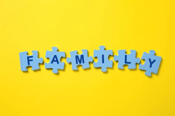 Wortfamilie Aus Puzzles Mit Buchstaben Auf Gelbem Hintergrund Flache Lage — Stockfoto