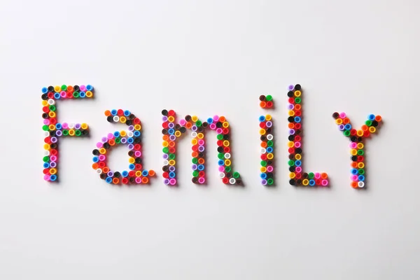 Word Famiglia Fatta Perline Melty Sfondo Bianco Laica Piatta — Foto Stock