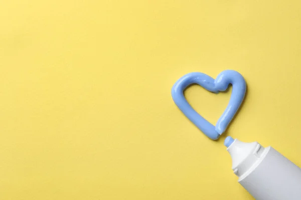 Rohling Und Herz Mit Zahnpasta Auf Gelbem Hintergrund Flach Gelegt — Stockfoto