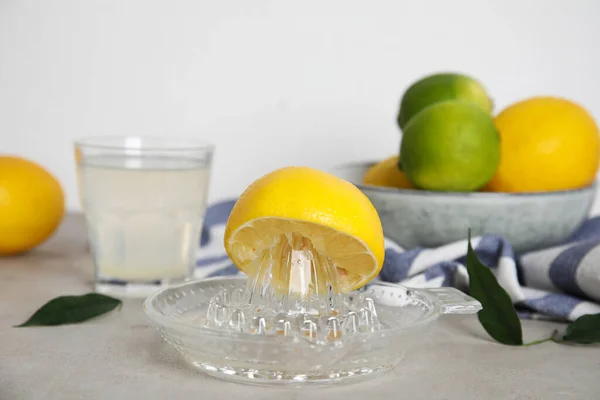 Скляний Морозильник Лимоном Соком Світлому Столі — стокове фото
