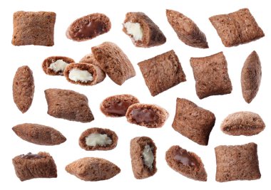 Beyaz arka planda gevrek mısır gevreği ile ayarlanmış. 