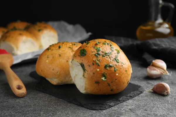 Panecillos Tradicionales Pampushka Con Ajo Hierbas Mesa Gris Primer Plano — Foto de Stock