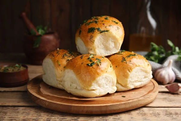 Traditionelle Pampuschka Brötchen Mit Knoblauch Und Kräutern Auf Holztisch — Stockfoto