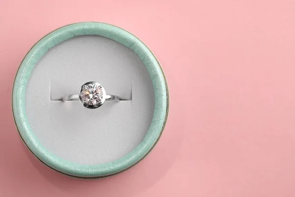 Hermosa Caja Con Anillo Compromiso Sobre Fondo Rosa Vista Superior — Foto de Stock