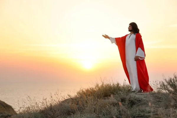 Jesus Cristo Levantando Mão Sobre Colinas Pôr Sol Espaço Para — Fotografia de Stock